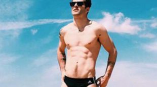 Pelayo Díaz presume de músculos con su posado más hot en bañador en la playa