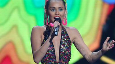 Miley Cyrus insulta a Donald Trump llamándolo "estúpido sexista de mierda"