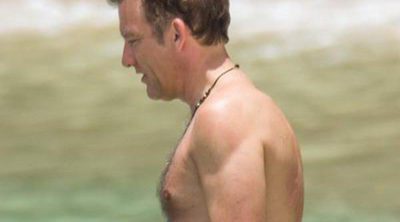 Clive Owen disfruta de unas vacaciones familiares en bañador bajo el sol de Barbados