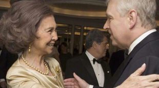 La Reina Sofía, de gala en Londres con el Duque de York tras celebrar el 90 cumpleaños de la Reina Isabel