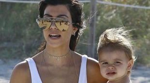Kourtney Kardashian se relaja con sus amigos en las playas de Miami