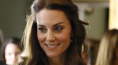 Kate Middleton vuelve al trabajo por partida triple para evitar críticas más solidaria y sonriente que nunca