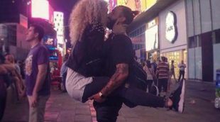 El romántico beso de Azahara y Juanma ('Gran Hermano 15') en Times Square en Nueva York