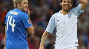 Louis Tomlinson y Niall Horan, rivales en el terreno de juego en el partido de fútbol Soccer Aid 2016