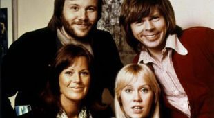 Los integrantes de ABBA se reúnen en el escenario para ofrecer una actuación juntos