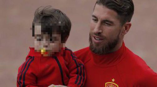 Sergio Ramos y Marc Bartra reciben la visita de sus hijos en un entrenamiento de la Eurocopa 2016