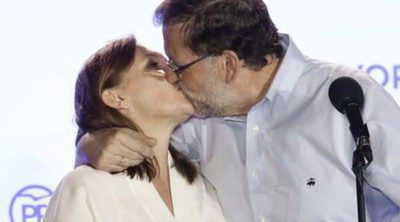 El beso de Mariano Rajoy a su mujer Viri 'a lo Iker y Sara' para celebrar la victoria del 26J