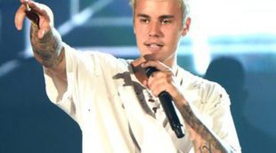 Justin Bieber pide a sus fans que no lancen objetos al escenario con una palabra malsonante