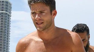 Scott Eastwood presume de musculado torso disfrutando de la playa de Miami