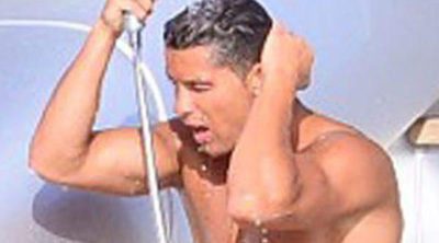 Cristiano Ronaldo disfruta de sus vacaciones en Ibiza rodeado de familia, amigos y chicas despampanantes