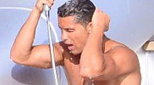 Cristiano Ronaldo disfruta de sus vacaciones en Ibiza rodeado de familia, amigos y chicas despampanantes