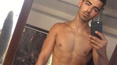 Joe Jonas presume de cuerpazo luciendo su musculado torso sin camiseta