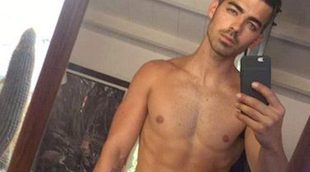 Joe Jonas presume de cuerpazo luciendo su musculado torso sin camiseta
