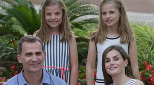 Los Reyes Felipe VI y Letizia protagonizan el posado de verano con sus hijas en el Palacio de Marivent