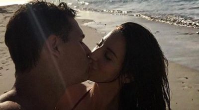 Christian Gálvez y Almudena Cid derrochan pasión en la playa por su sexto aniversario