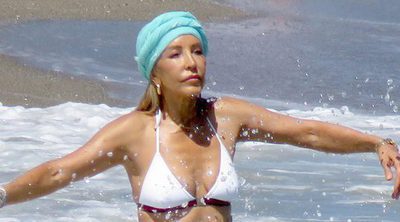 Carmen Lomana luce palmito en bikini y turbante por las playas de Marbella