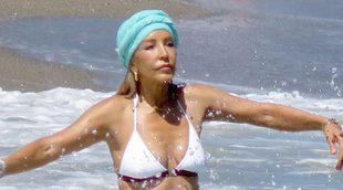 Carmen Lomana luce palmito en bikini y turbante por las playas de Marbella