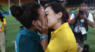 Río 2016: La novia de una jugadora de la selección brasileña de rugby salta al campo para pedirle matrimonio