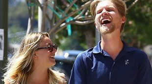 Kaley Cuoco y su novio Karl Cook pasean su amor de la mano por Los Angeles