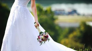 Vende su vestido de novia para poder pagar su divorcio