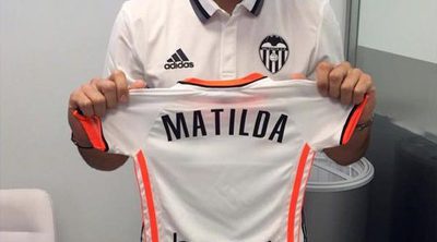 Malena Costa y Mario Suárez celebran su vuelta a España: Matilda ya tiene camiseta del Valencia