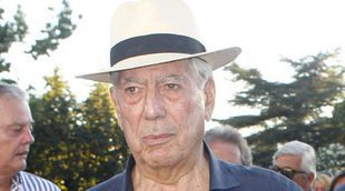 Mario Vargas Llosa, atacado por un banco de medusas durante sus vacaciones con Isabel Preysler