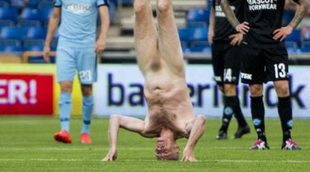Escándalo en un partido de fútbol de Dinamarca: El exjugador Lars Elstrup salta al campo desnudo