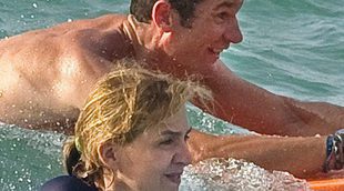 La Infanta Cristina e Iñaki Urdangarín se divierten con sus hijos en las playas de Bidart
