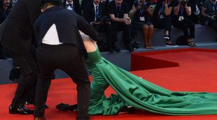 La actriz coreana Moon So-ri se cae en la alfombra roja del Festival de Cine de Venecia