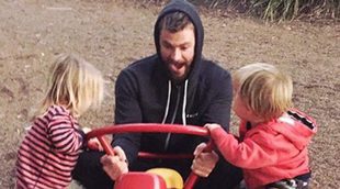 Chris Hemsworth, de niño adorable con su padre a papá genial con sus mellizos Tristan y Sasha