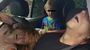 La dura escena de un niño mirando atónito a su madre completamente drogada
