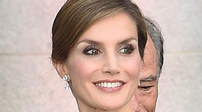 La Reina Letizia, emocionada por las felicitaciones y aplausos por su 44 cumpleaños en el Teatro Real