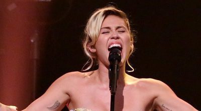 Miley Cyrus brilla con su versión de 'Baby, I'm in the mood for you' en 'The Tonight Show'