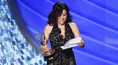 Julia Louis-Dreyfus, muy emocionada recogiendo su Emmy  2016 al recordar a su padre recientemente fallecido