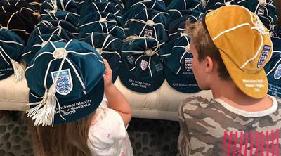 Harper y Cruz ayudan a David Beckham a organizar su colección de gorras de la selección de Inglaterra
