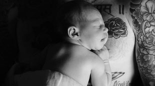 La tierna imagen con la que Adam Levine y Behati Prinsloo han presentado a su hija recién nacida