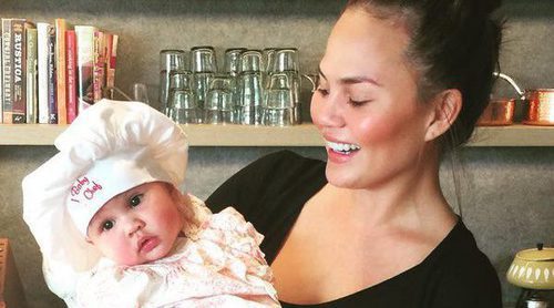 Chrissy Teigen posa divertida con su hija Luna luciendo con un gorrito de cocinera