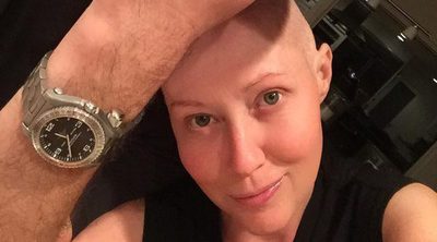 Shannen Doherty celebra que su pelo está creciendo tras su tratamiento de quimioterapia