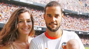 Matilda Suárez estrena su camiseta del Valencia en compañía de sus papis