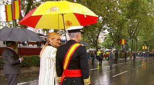 El llamativo paraguas español con el que Cristina Cifuentes se convirtió en protagonista en la Hispanidad 2016