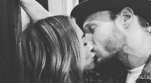 Hilary Duff publica una romántica imagen besándose con Jason Walsh
