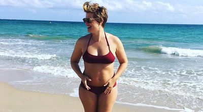 Tania Llasera vuelve a posar sin complejos en bikini en pleno otoño: "Sigo siendo una talla 44"