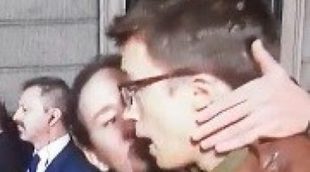 Pablo Iglesias planta un beso a Íñigo Errejón en pleno directo a lo Iker Casillas y Sara Carbonero