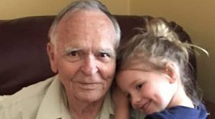 Una niña 'adopta' a una anciano de 82 años y le devuelve la felicidad