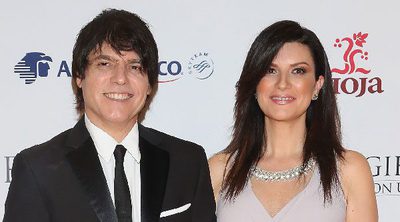 Laura Pausini y Paolo Carta pasean su amor por la alfombra roja de la Global Gift Gala celebrada en México