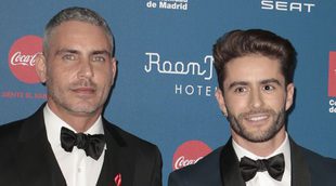 Pelayo Díaz y Sebastián Ferraro posan cogidos de la mano en la Gala Sida 2016