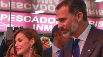 Los Reyes Felipe y Letizia, pescaderos por un día en Valencia entre vítores y aplausos