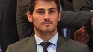 Iker Casillas y Juanes se 'arremangan' la pernera contras las minas antipersona