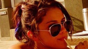 Selena Gomez se relaja tomando el sol durante el rodaje de 'Spring Breakers'