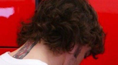 Fernando Alonso luce un tatuaje en la nuca durante los entrenamientos en Montmeló